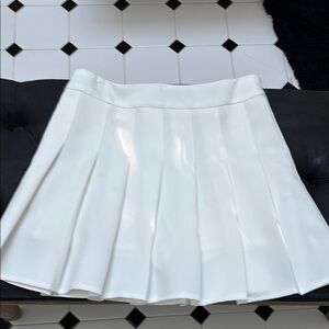 Elegant White Pleated mini skirt